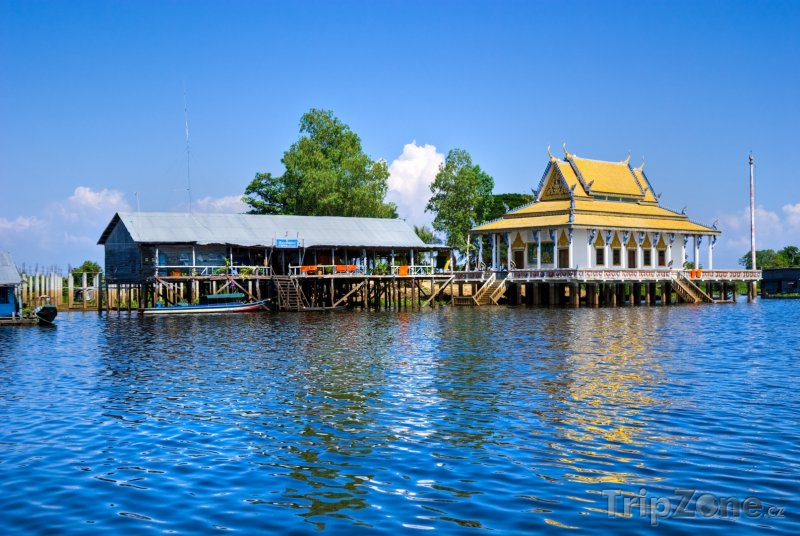 Fotka, Foto Malý chrám na jezeře Tonlesap (Kambodža)