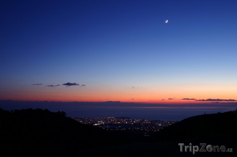 Fotka, Foto Měsíc nad městem (Pafos, Kypr)