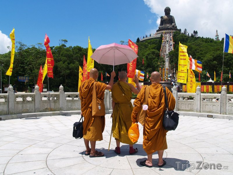 Fotka, Foto Mniši pod sochou Velkého Buddhy (Hongkong)