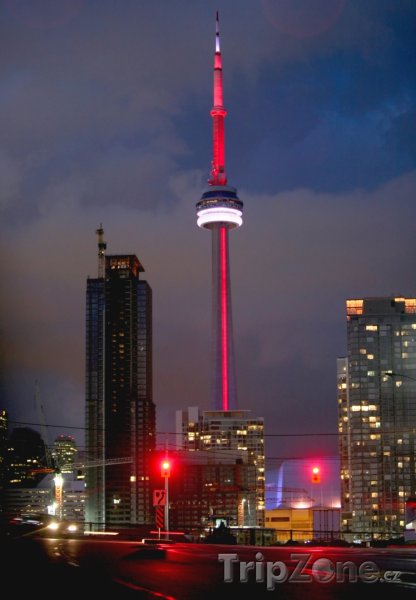 Fotka, Foto Osvětlená CN Tower (Toronto, Kanada)