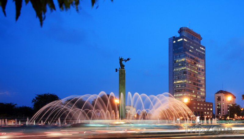 Fotka, Foto Osvětlená fontána (Jakarta, Indonésie)