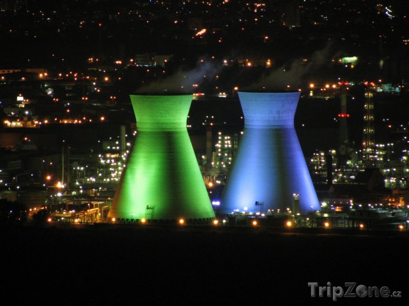 Fotka, Foto Osvětlené věže ropné rafinerie (Haifa, Izrael)