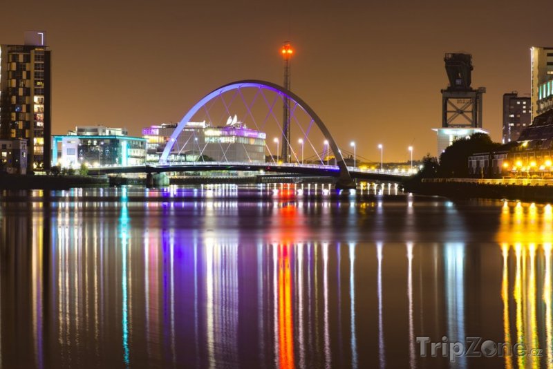 Fotka, Foto Osvětlený most Clyde Arc (Glasgow, Velká Británie)