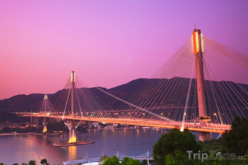 Fotka, Foto Osvětlený most Ting Kau (Hongkong)
