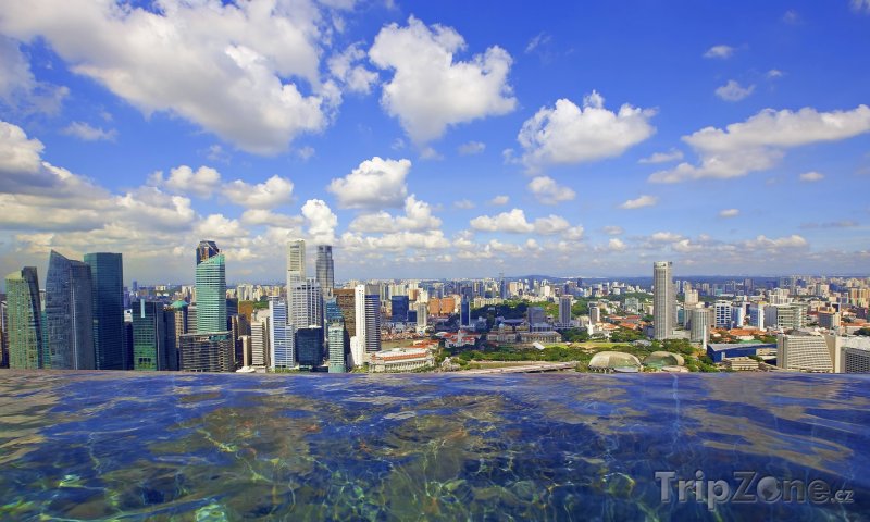 Fotka, Foto Pohled na město z bazénu (Singapur)