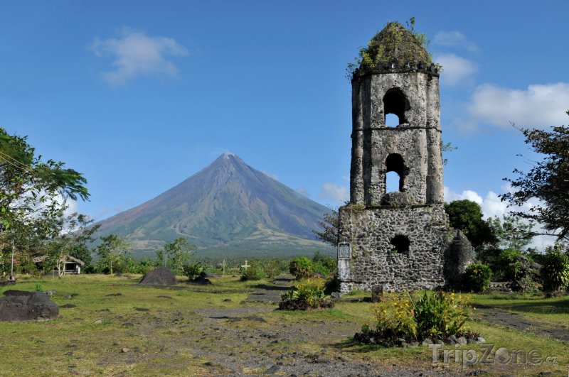 Fotka, Foto Ruiny kostela a sopka Mayon (Filipíny)