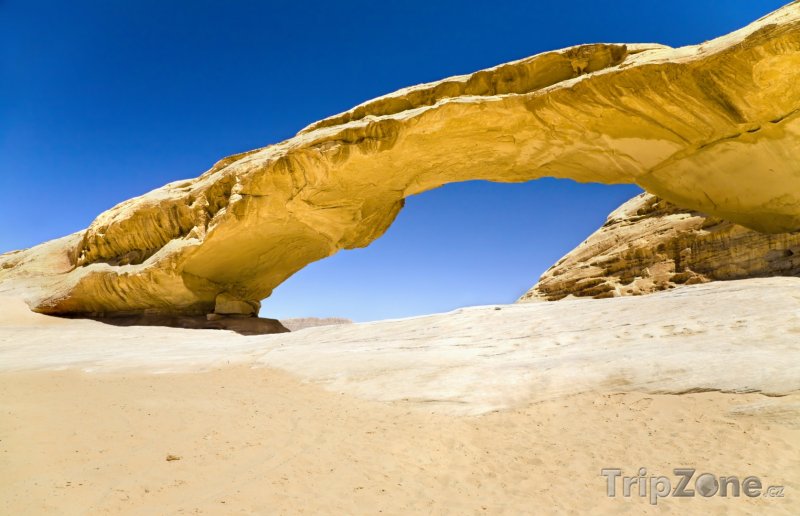 Fotka, Foto Skalní most v poušti Wadi Rum (Jordánsko)