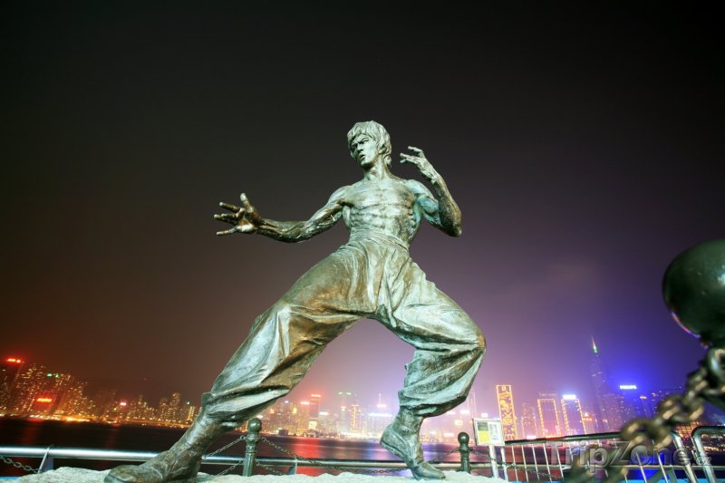 Fotka, Foto Socha Bruce Leeho ve Victoria Harbour (Hongkong)