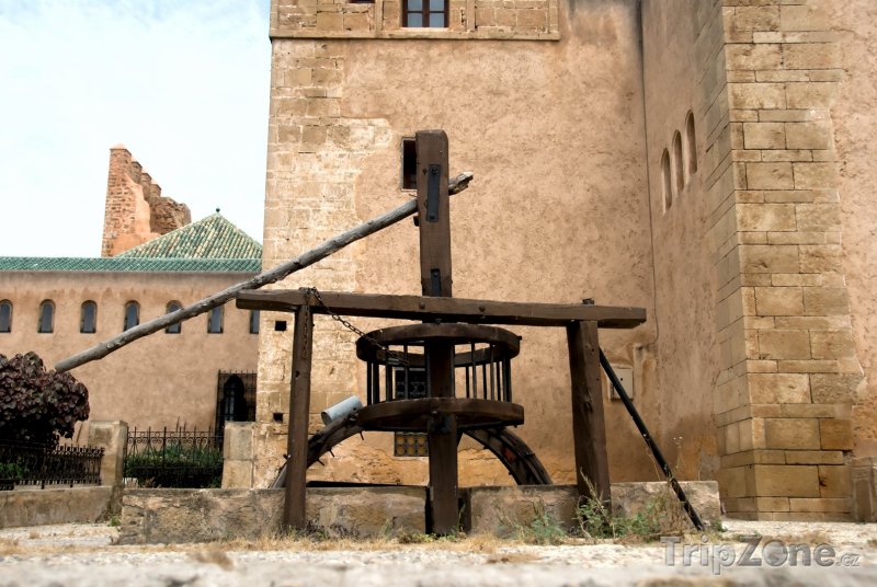 Fotka, Foto Starodávná pumpa v pevnosti Udayas (Rabat, Maroko)