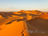 Stopy v písku na poušti Murzuq