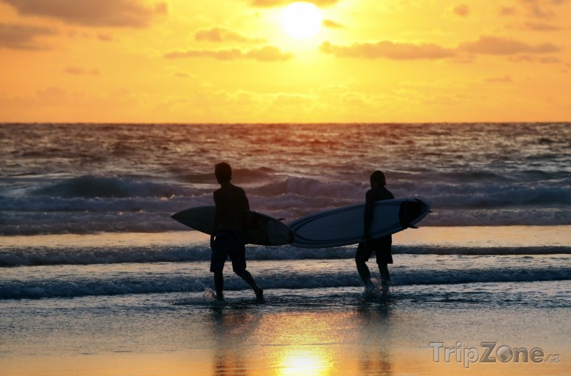 Fotka, Foto Surfaři v letovisku Kuta na Bali (Indonésie)