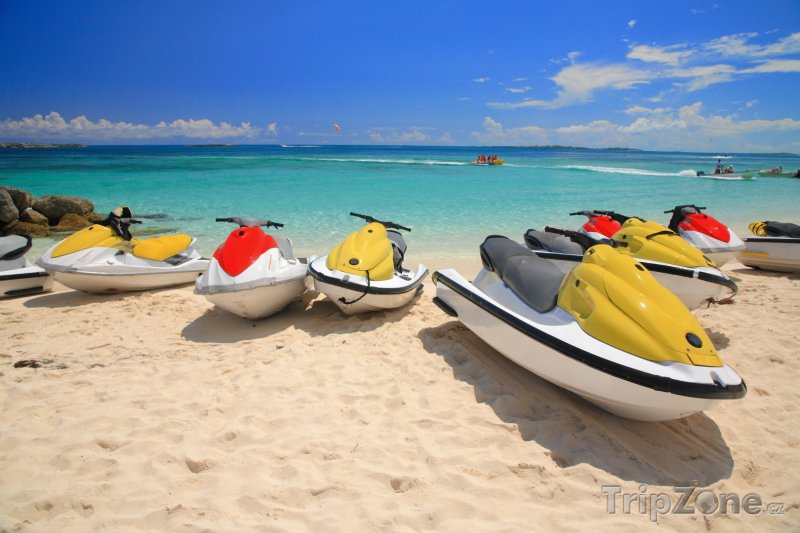Fotka, Foto Vodní skútry na pláži (Nassau, Bahamy)