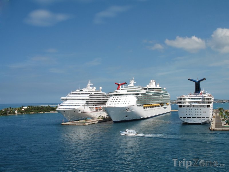 Fotka, Foto Výletní lodě v přístavu (Nassau, Bahamy)