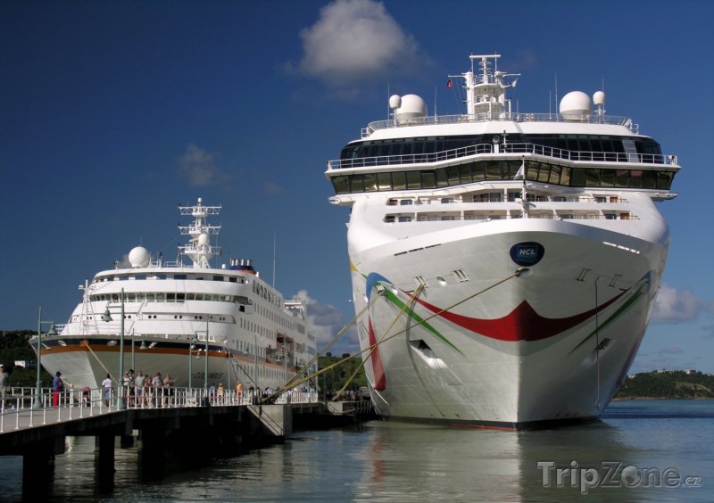 Fotka, Foto Výletní lodě v přístavu (Antigua a Barbuda)