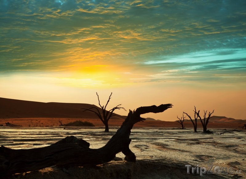 Fotka, Foto Západ slunce nad Deadvlei (Namibie)