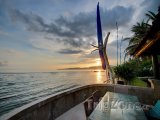 Západ slunce v letovisku Candidasa na Bali