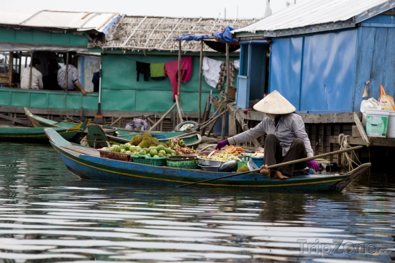 Fotka, Foto Žena prodává ovoce z loďky (Kambodža)