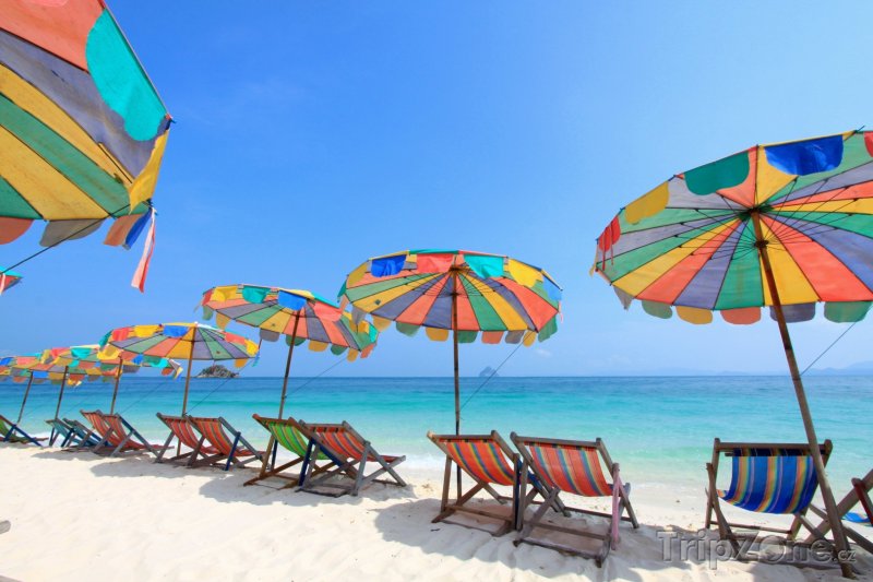 Fotka, Foto Barevné slunečníky a lehátka na pláži (Phuket, Thajsko)