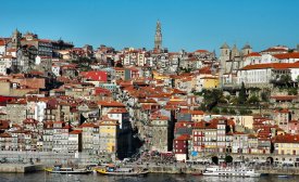 Domy na břehu řeky Douro