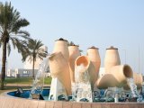 Fontána na promenádě Corniche v Dauhá