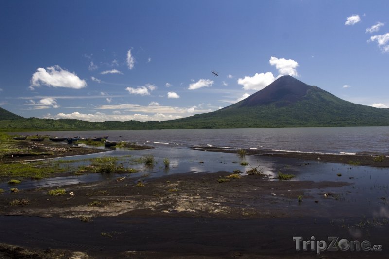 Fotka, Foto Jezero Managua a vulkán Momotombo (Nikaragua)