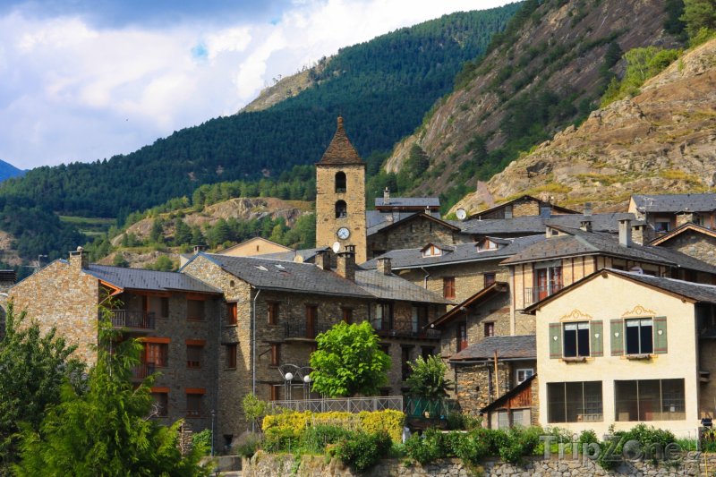Fotka, Foto Kostel a domy ve vesničce Ordino (Andorra)