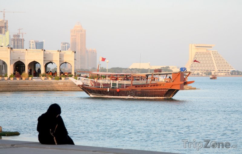 Fotka, Foto Loď mířící do přístavu v Dauhá (Katar)