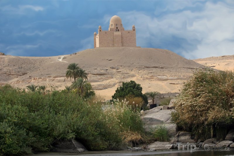 Fotka, Foto Mauzoleum Aga Khan nad městem (Asuán, Egypt)