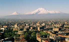 Město Jerevan a pohoří Ararat