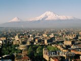 Město Jerevan a pohoří Ararat