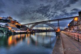 Most Dom Luis přes řeku Douro