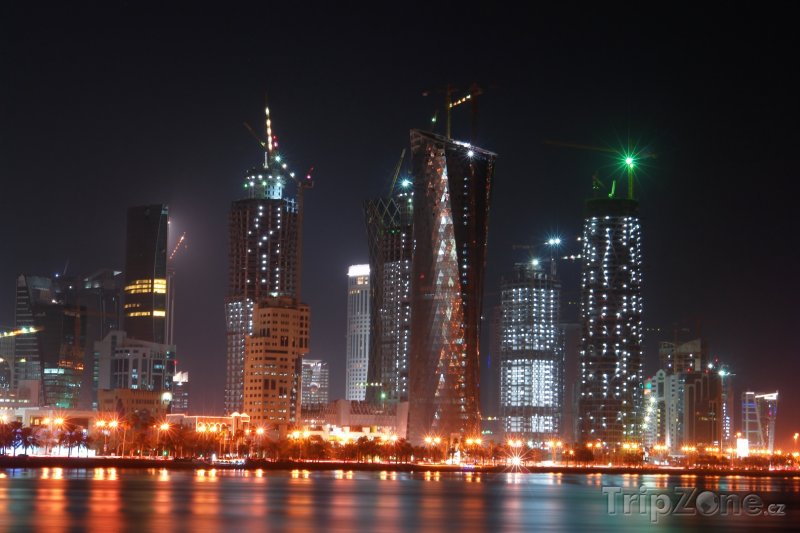 Fotka, Foto Osvětlené mrakodrapy v Dauhá (Katar)
