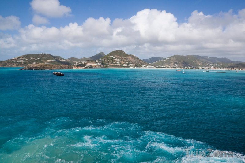 Fotka, Foto Pohled na Guadeloupe z lodi (Guadeloupe)