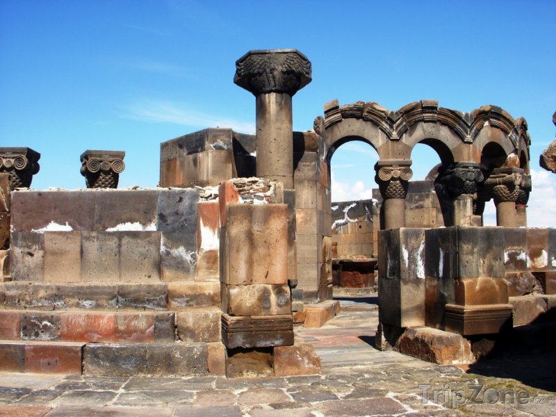 Fotka, Foto Ruiny katedrály ve městě Zvarthnoc (Arménie)