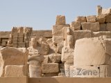 Ruiny v chrámovém komplexu Karnak