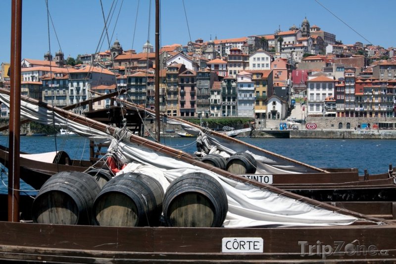 Fotka, Foto Sudy s vínem na lodi (Porto, Portugalsko)