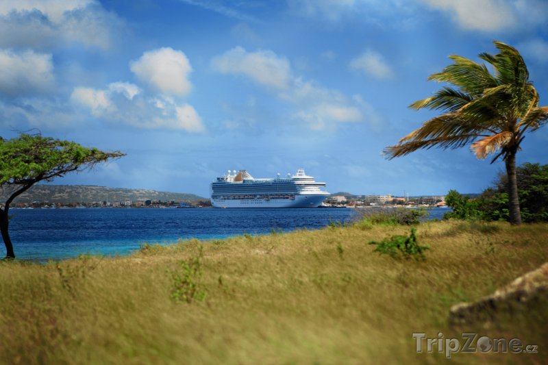 Fotka, Foto Výletní loď u přístavu (Bonaire)