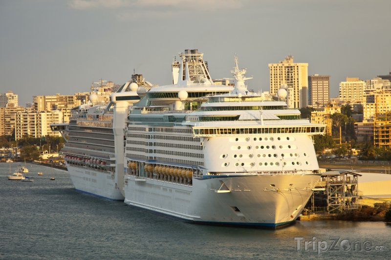 Fotka, Foto Výletní loď v přístavu San Juan (Portoriko)