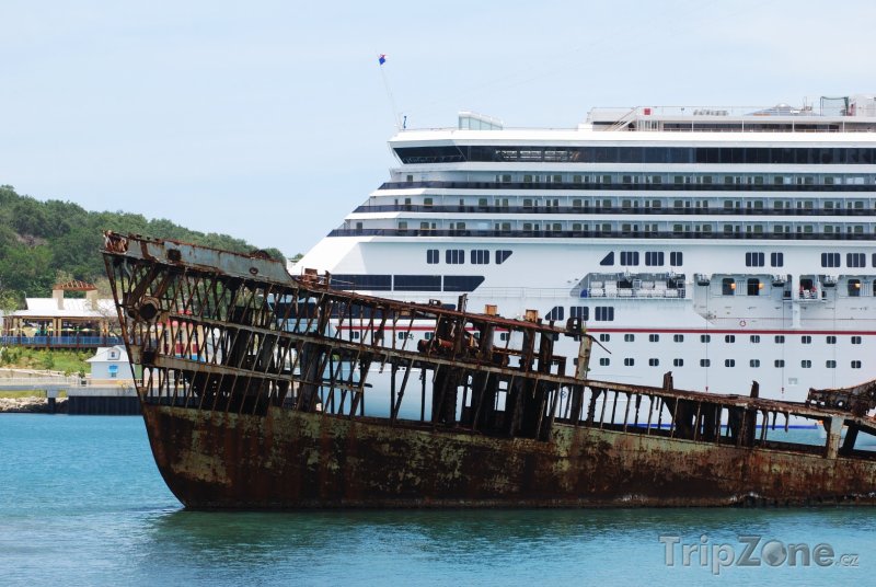 Fotka, Foto Výletní loď vedle vraku lodi (Honduras)