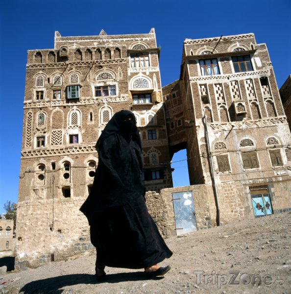 Fotka, Foto Zahalená muslimská žena ve městě Sanaa (Jemen)