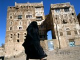 Zahalená muslimská žena ve městě Sanaa