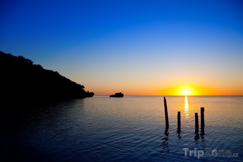 Fotka, Foto Západ slunce u ostrova Roatán (Honduras)