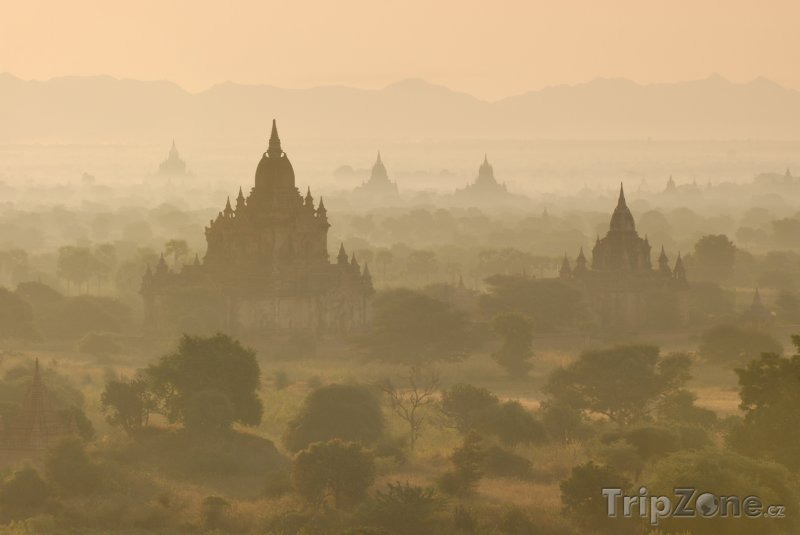 Fotka, Foto Bagan, chrámy za svítání (Barma)