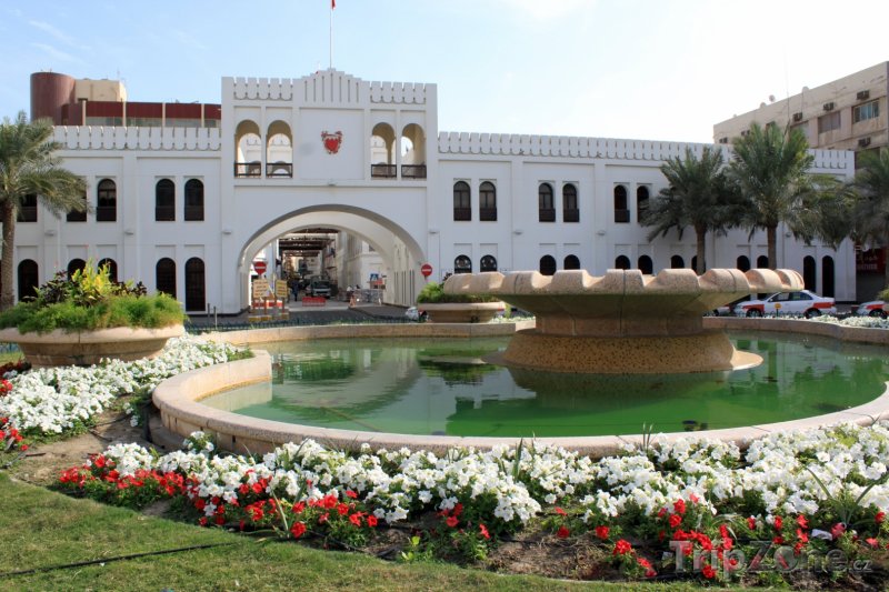 Fotka, Foto Bahrajnská brána a fontána v Manámě (Bahrajn)