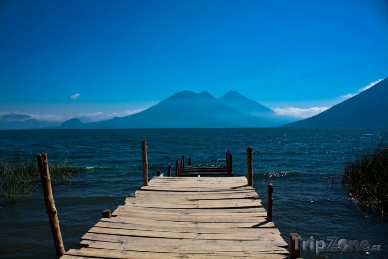 Fotka, Foto Dřevěná lávka u jezera Atitlán (Guatemala)