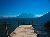 Dřevěná lávka u jezera Atitlán