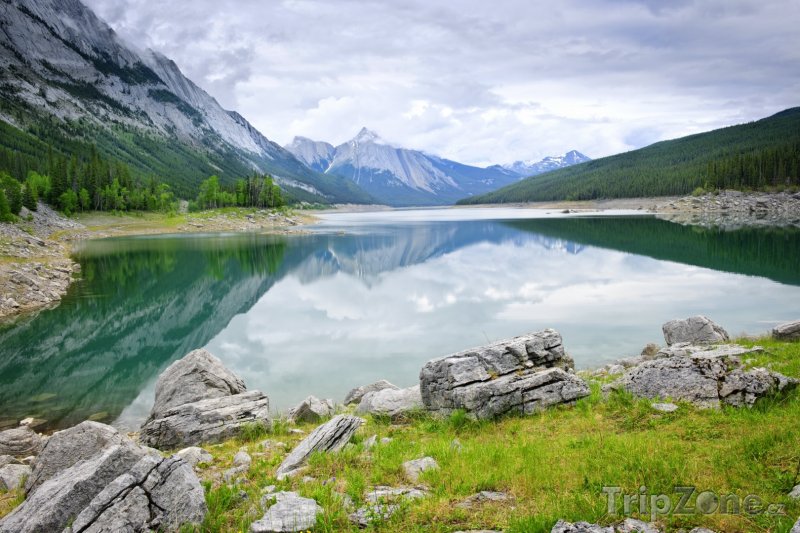 Fotka, Foto Jezero Medicine v národním parku Jasper (Kanada)
