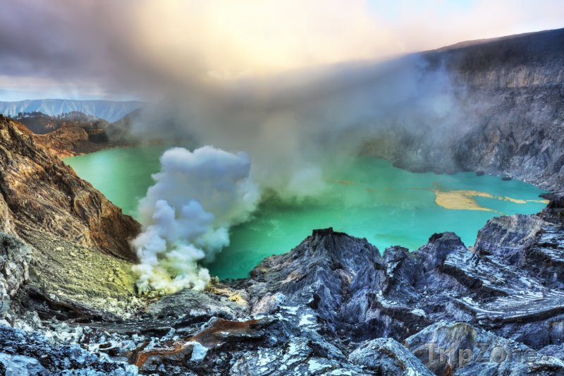 Fotka, Foto Kráter vulkánu Iljen na Východní Jávě (Indonésie)