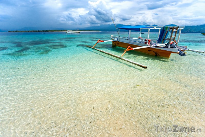 Fotka, Foto Loď na břehu ostrova Gili Meno (Indonésie)