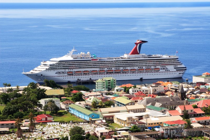 Fotka, Foto Loď v přístavu města Roseau (Dominika)